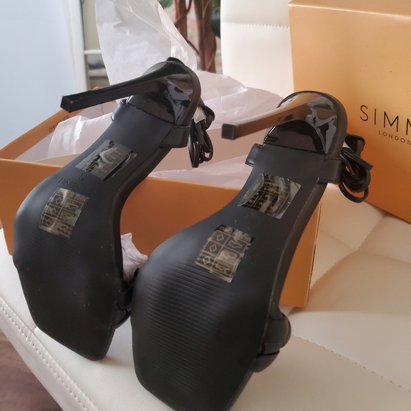 Heels - Picture 4 of 4